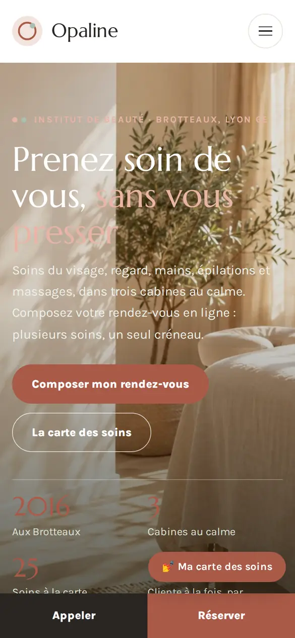 Le modèle institut de beauté sur téléphone